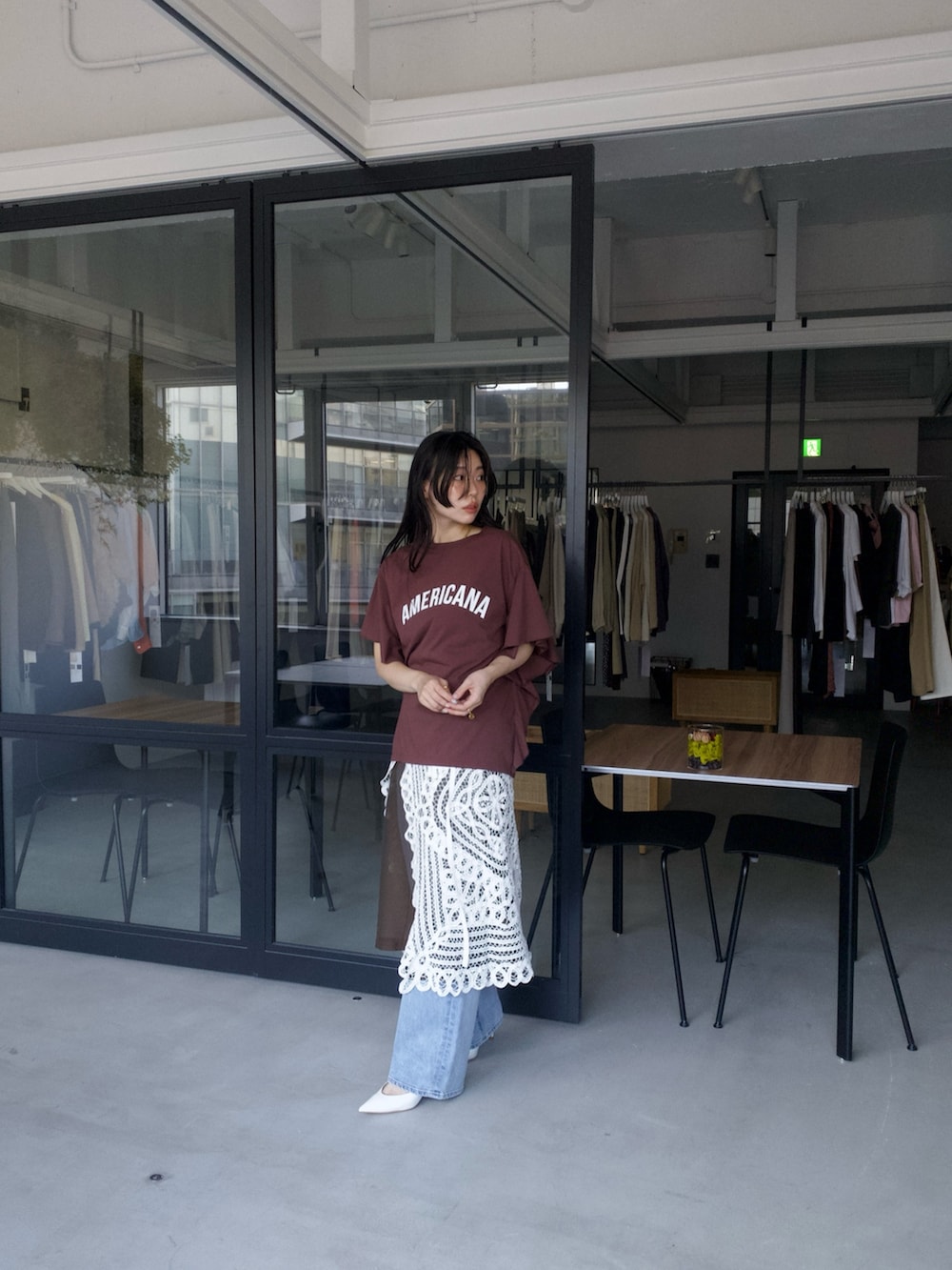 ブラウン系のTシャツ/カットソー、ブルー系のデニムパンツ、ブラウン系のワンピースを着用したレディースの夏コーディネートの2枚目の写真