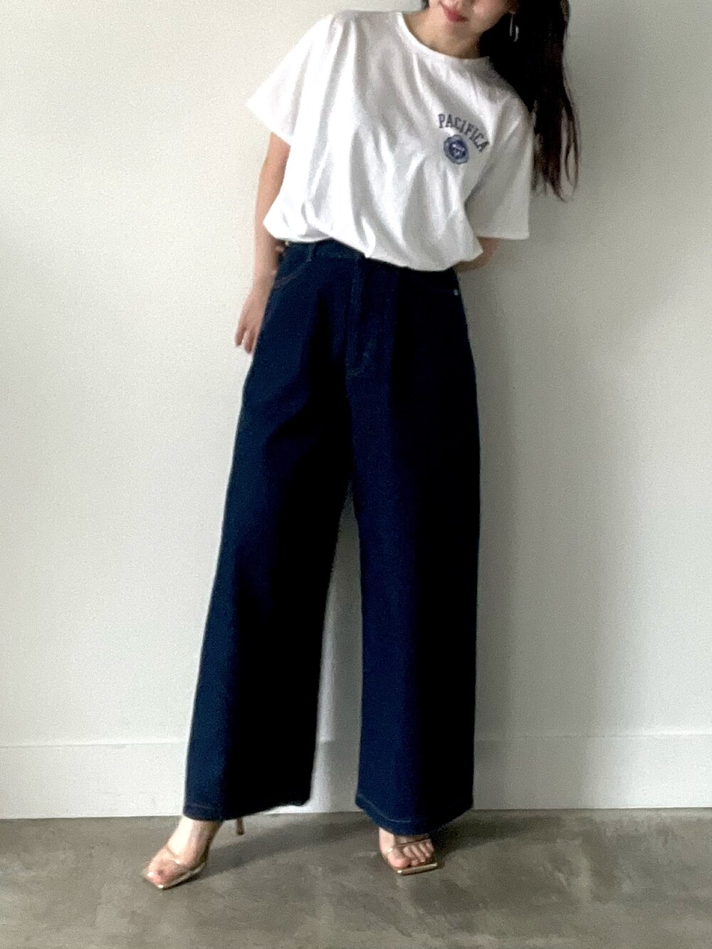 ブルー系のTシャツ/カットソー、ブルー系のデニムパンツを着用したレディースの夏コーディネートの5枚目の写真