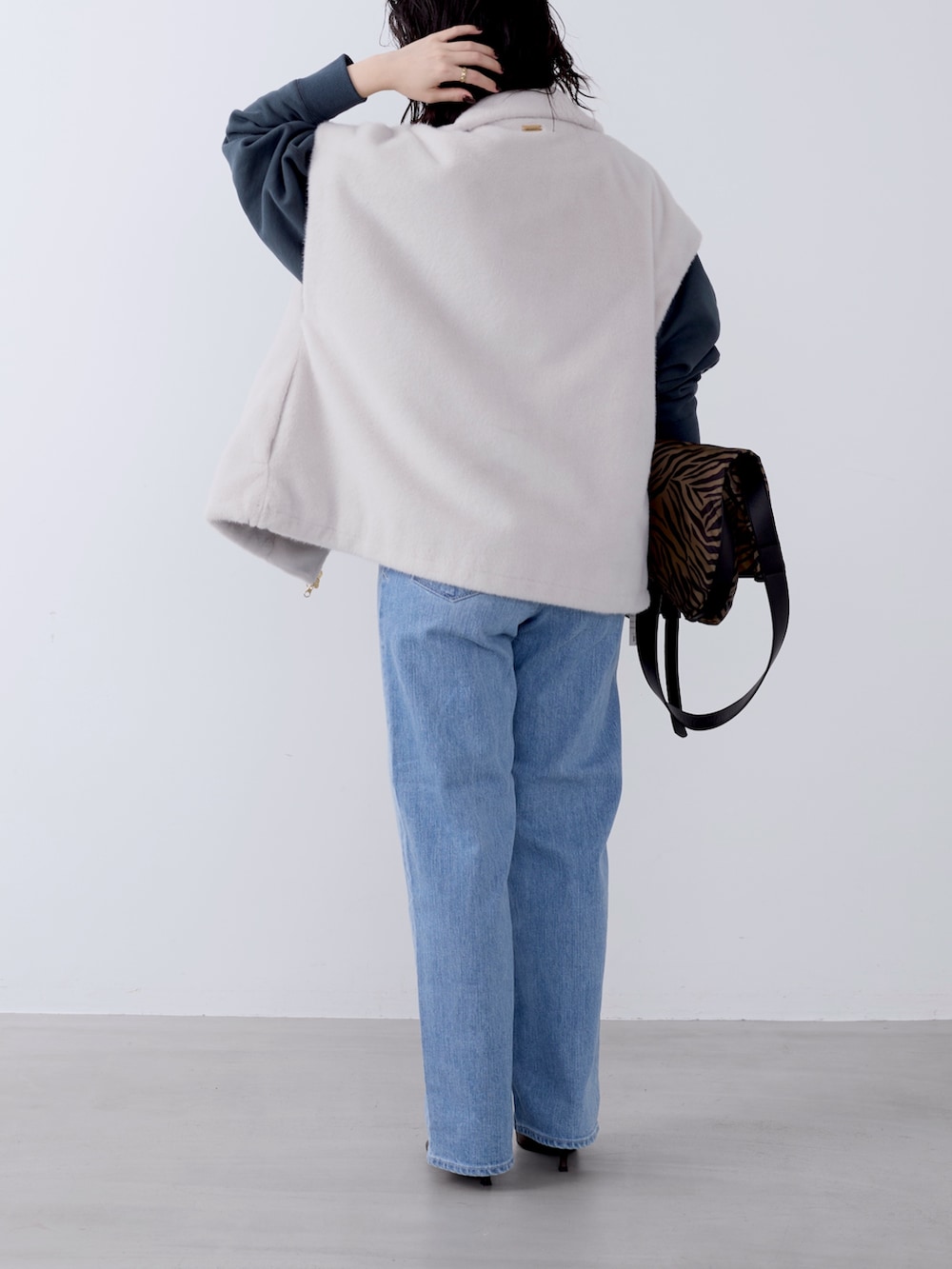 その他のトートバッグ、ブルー系のデニムパンツ、ホワイト系のその他アウターを着用したレディースの冬コーディネートの4枚目の写真