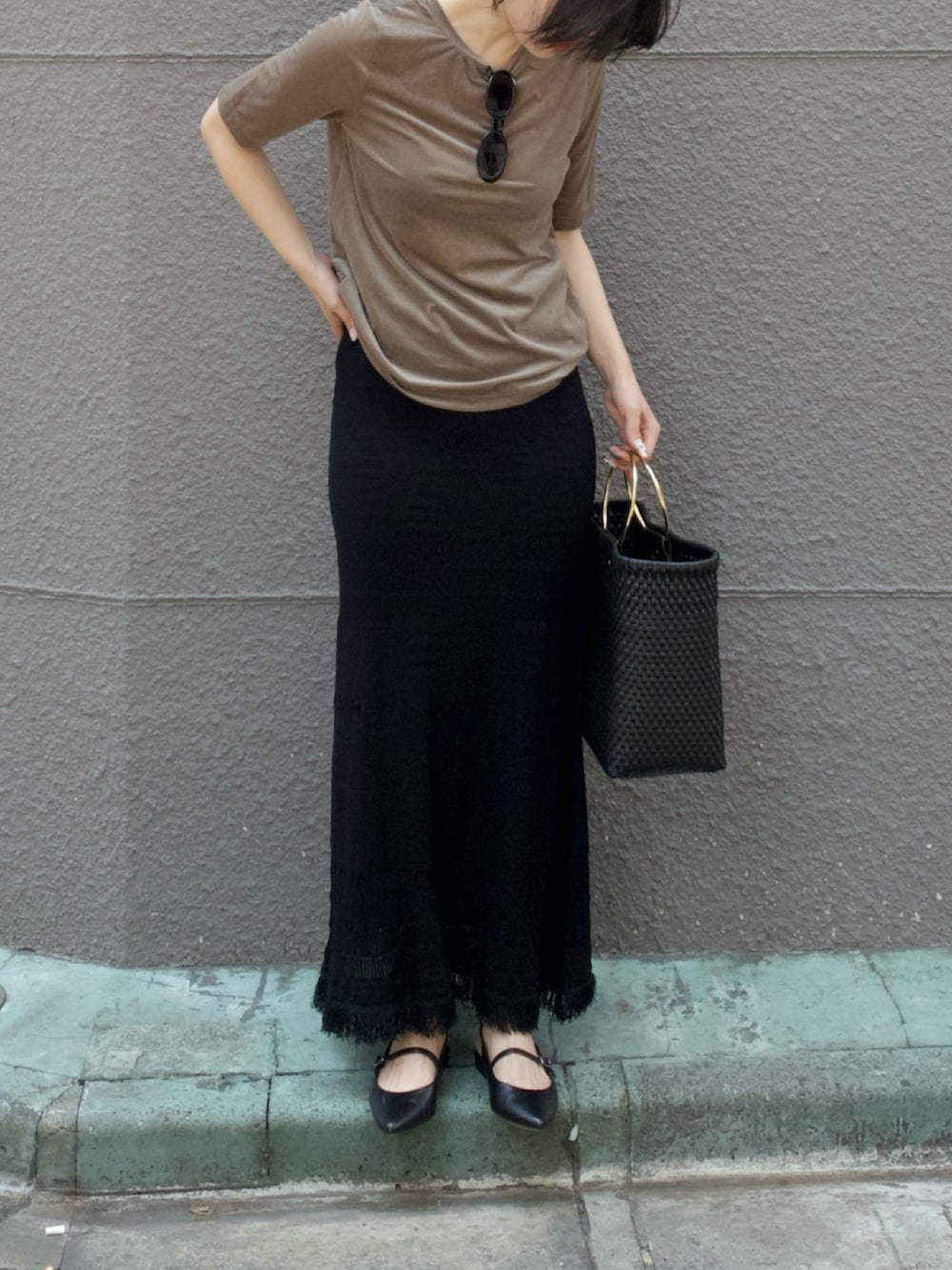 ブラック系のかごバッグ、ブルー系のTシャツ/カットソーを着用したレディースの夏コーディネートの3枚目の写真