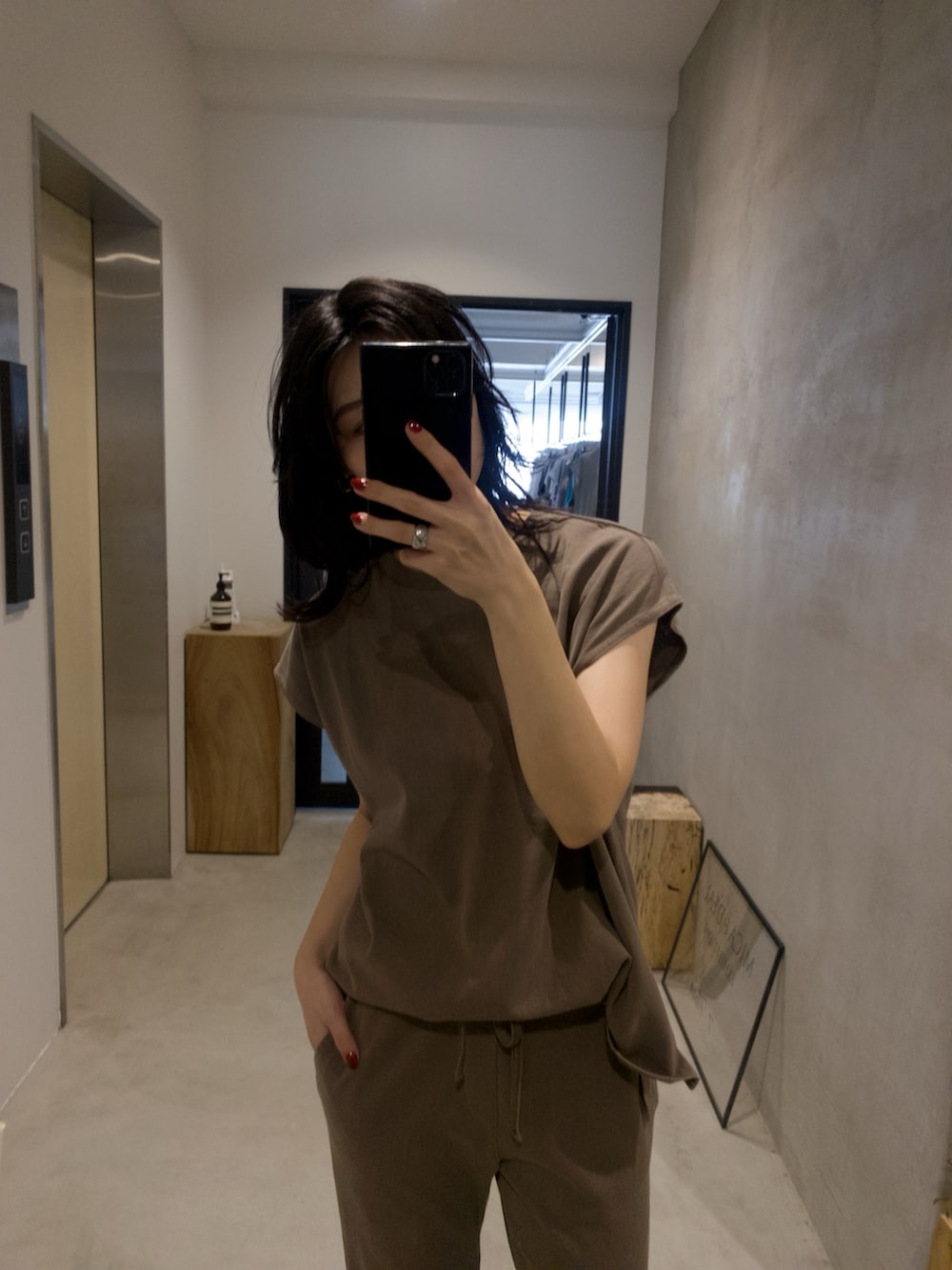 ブラウン系のその他パンツ、ブラウン系のTシャツ/カットソーを着用したレディースの夏コーディネートの2枚目の写真