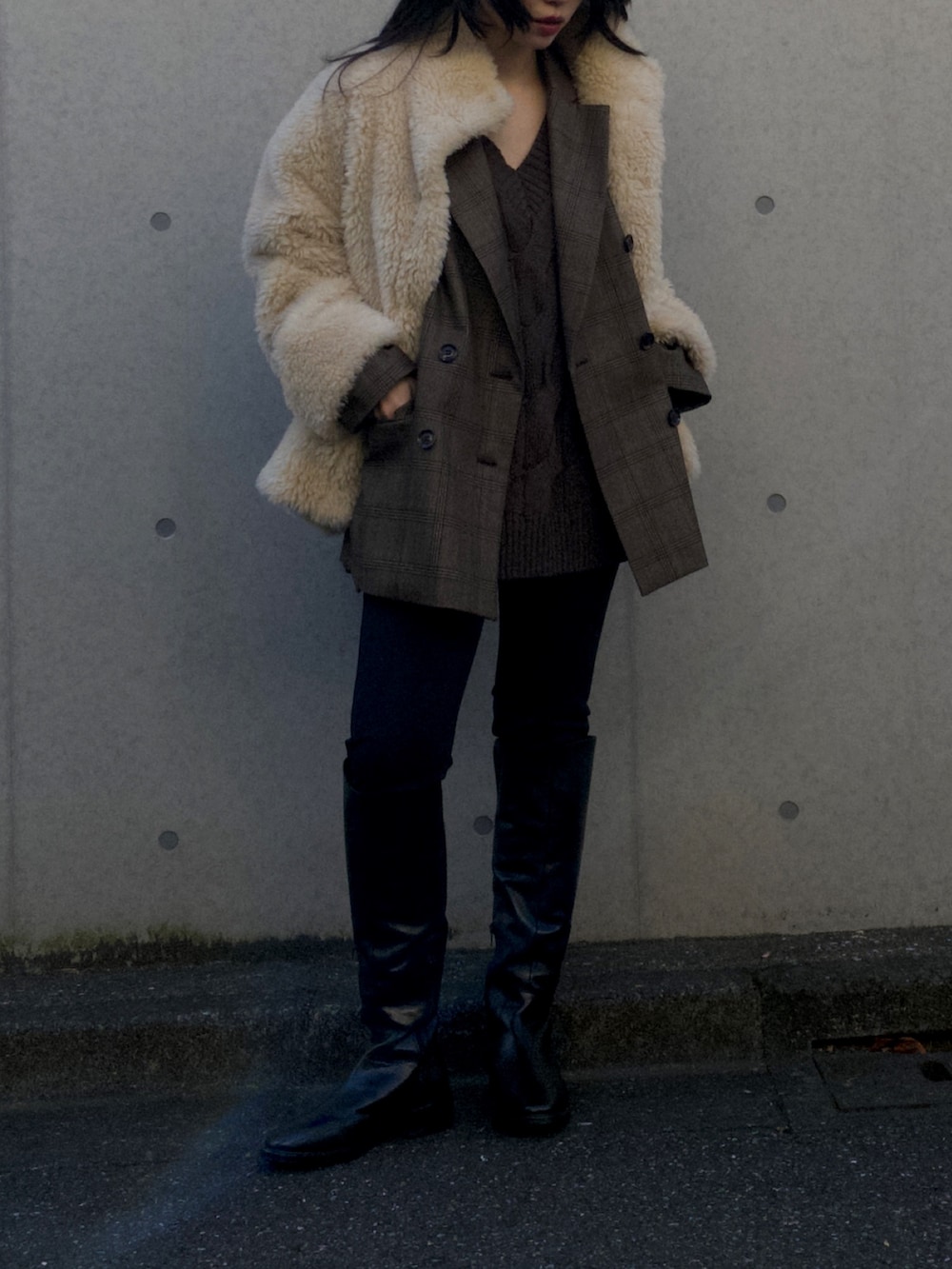 ベージュ系のブルゾン、ブラウン系のテーラードジャケット、ブラウン系のニット/セーターを着用したレディースの冬コーディネートの2枚目の写真