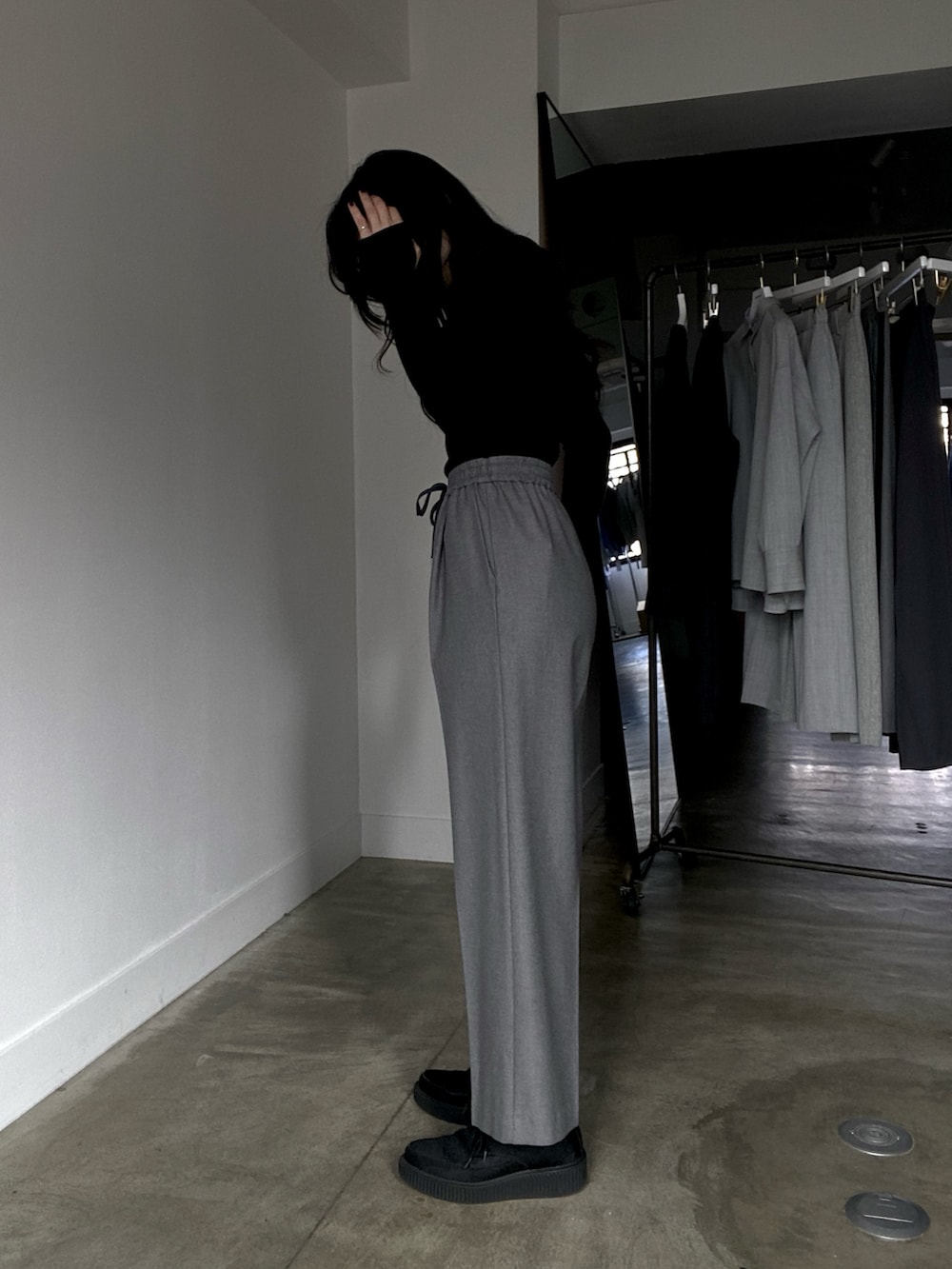 グレー系のその他パンツを着用したレディースの冬コーディネートの3枚目の写真