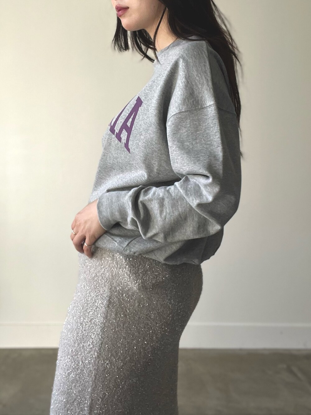 グレー系のスウェット、ベージュ系のスカートを着用したレディースの秋コーディネートの6枚目の写真