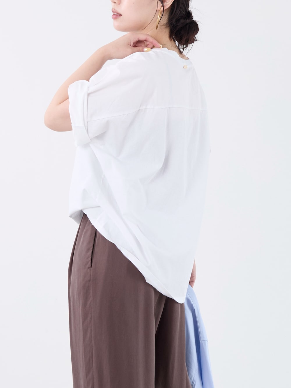 ホワイト系のTシャツ/カットソー、ブラウン系のその他パンツ、ブラック系のショルダーバッグを着用したレディースの夏コーディネートの4枚目の写真