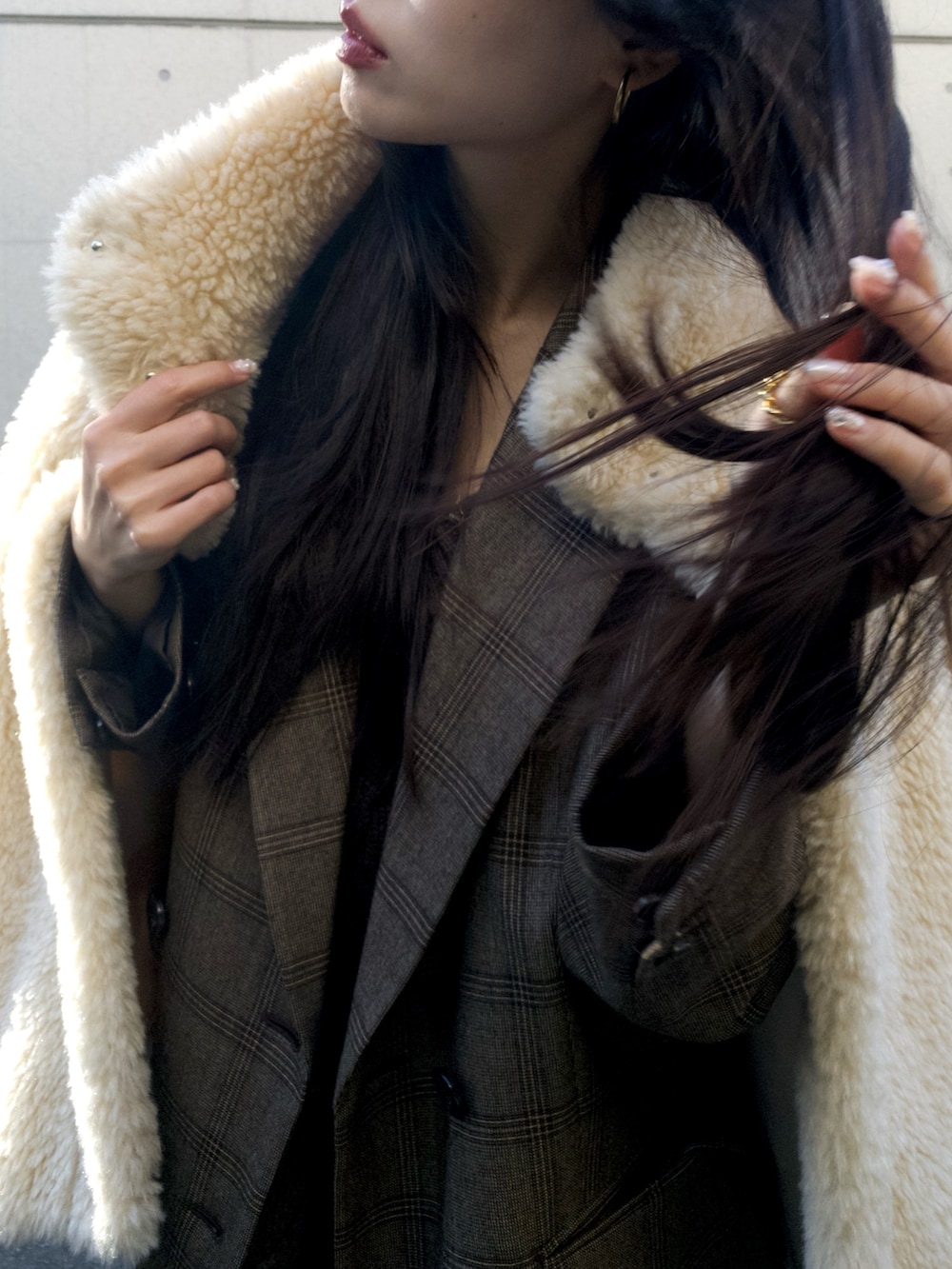 ベージュ系のブルゾン、ブラウン系のテーラードジャケット、ブラウン系のニット/セーターを着用したレディースの冬コーディネートの7枚目の写真