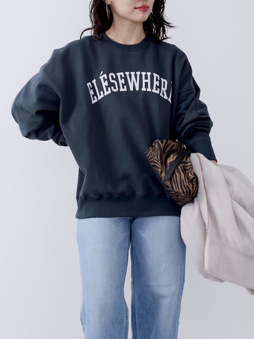 その他のトートバッグ、ブルー系のデニムパンツ、ホワイト系のその他アウターを着用したレディースの冬コーディネートの5枚目の写真