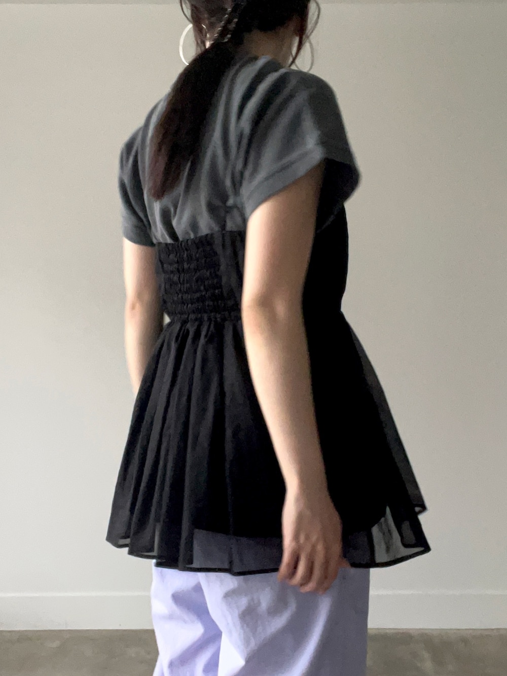 ブラック系のTシャツ/カットソー、ブラック系のシャツ/ブラウス、パープル系のその他パンツを着用したレディースの春コーディネートの4枚目の写真