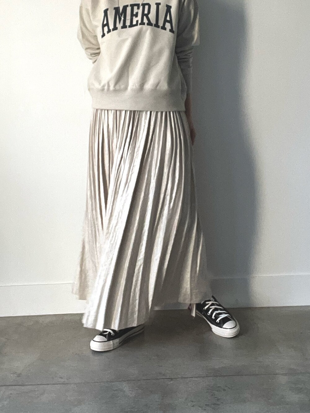 ベージュ系のスウェット、ベージュ系のスカートを着用したレディースの秋コーディネートの8枚目の写真