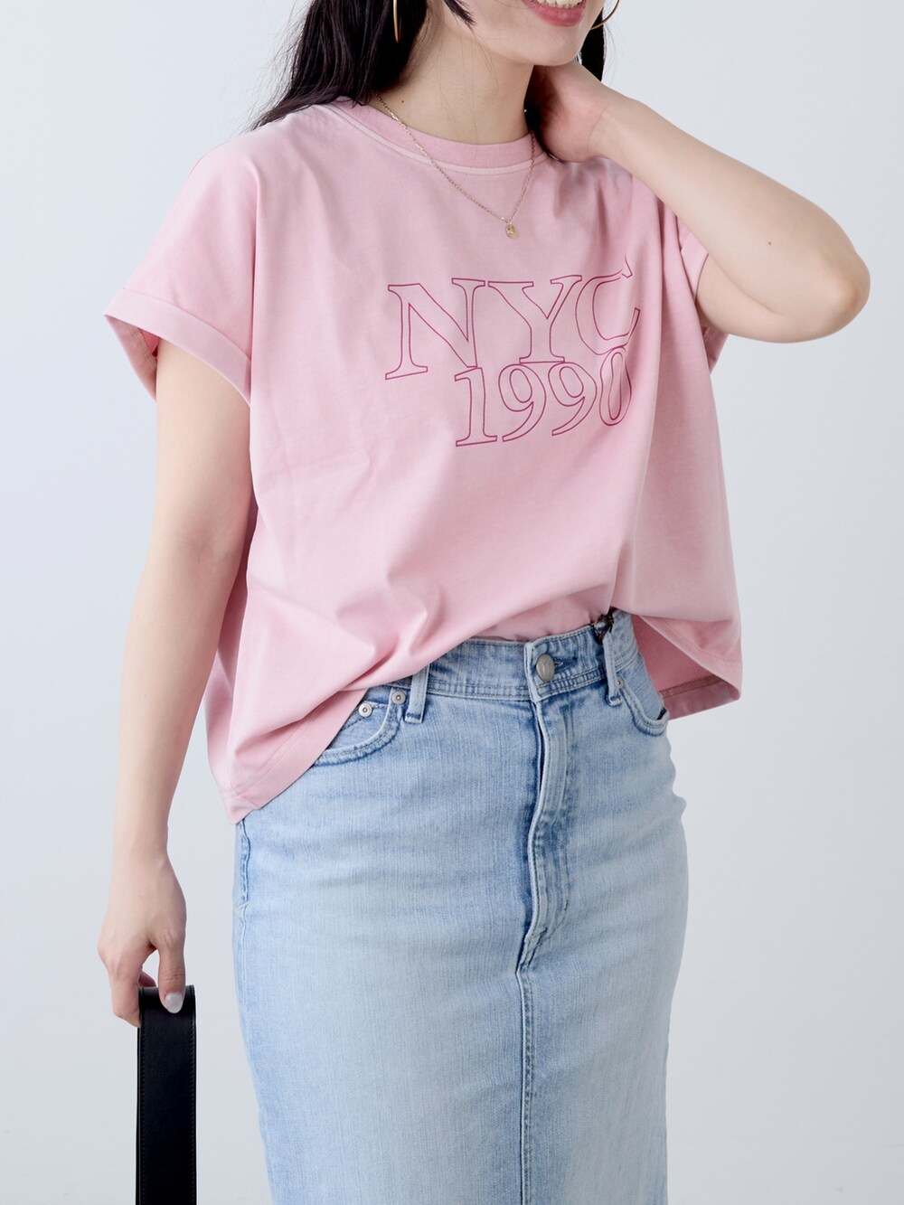 ピンク系のTシャツ/カットソー、ベージュ系のショルダーバッグ、ブルー系のスカートを着用したレディースの夏コーディネートの6枚目の写真