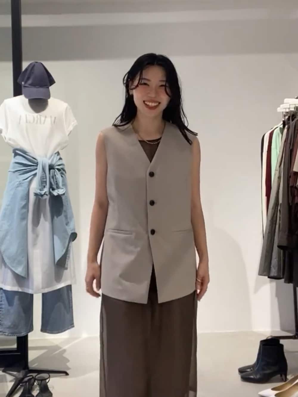 ベージュ系のベスト、ブラウン系のワンピース、ベージュ系のその他パンツを着用したレディースの夏コーディネートの5枚目の写真