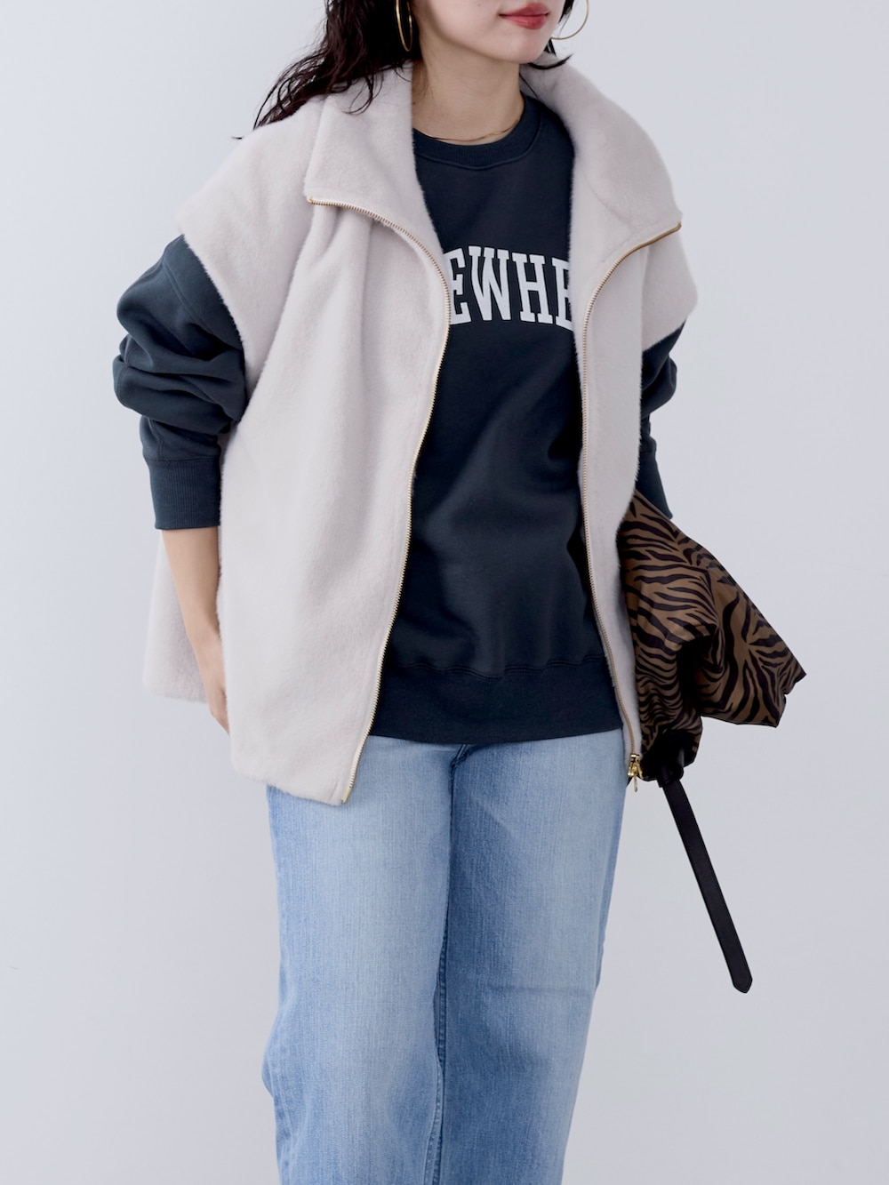 その他のトートバッグ、ブルー系のデニムパンツ、ホワイト系のその他アウターを着用したレディースの冬コーディネートの3枚目の写真