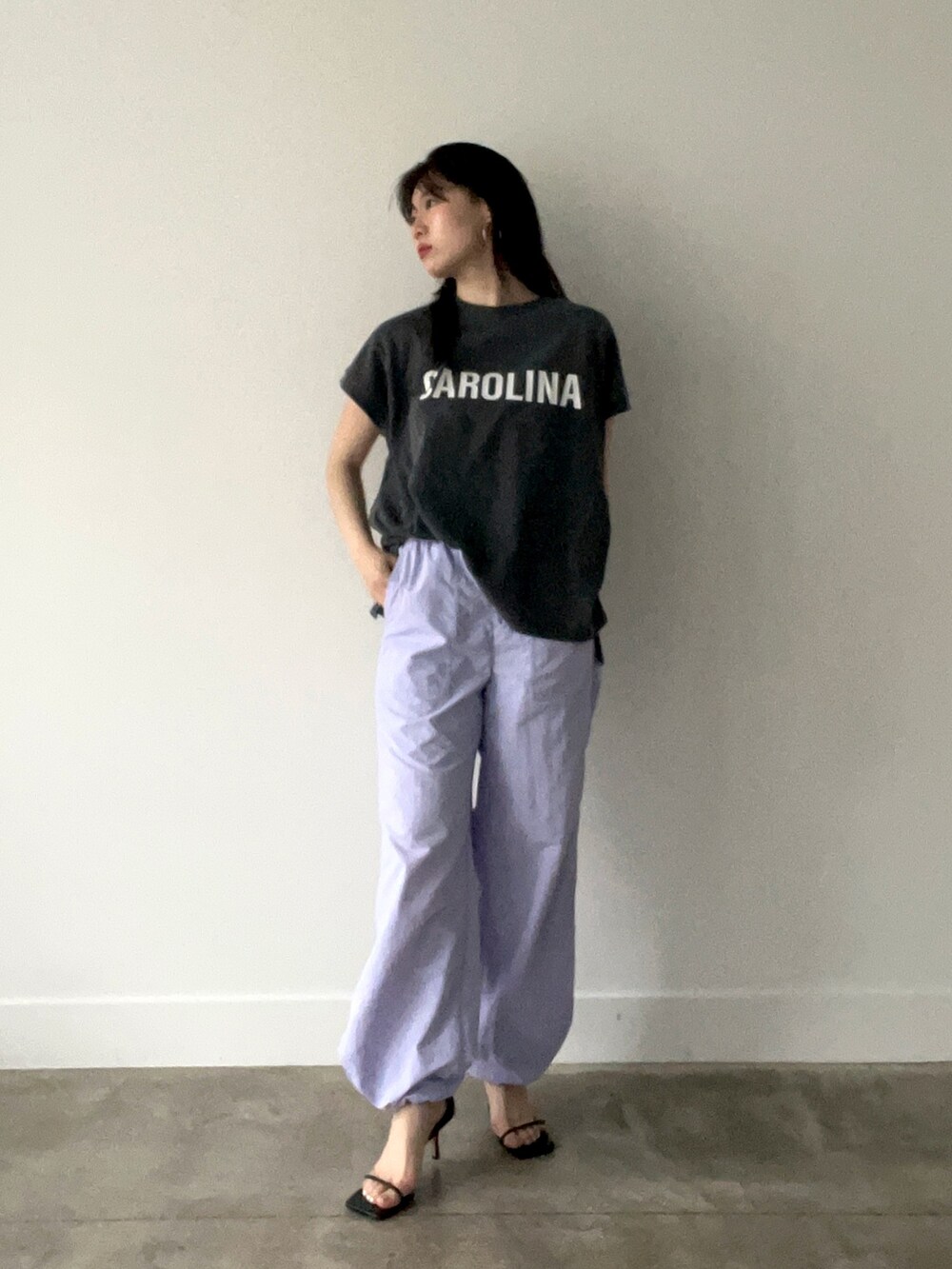 ブラック系のTシャツ/カットソー、ブラック系のシャツ/ブラウス、パープル系のその他パンツを着用したレディースの春コーディネートの5枚目の写真