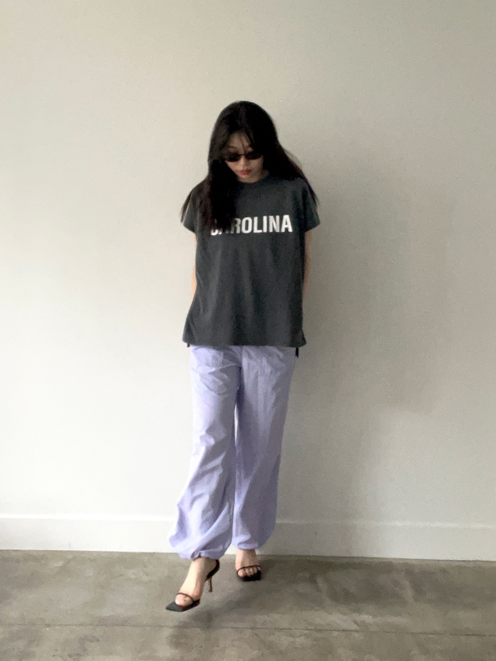 ブラック系のTシャツ/カットソー、ブラック系のシャツ/ブラウス、パープル系のその他パンツを着用したレディースの春コーディネートの8枚目の写真