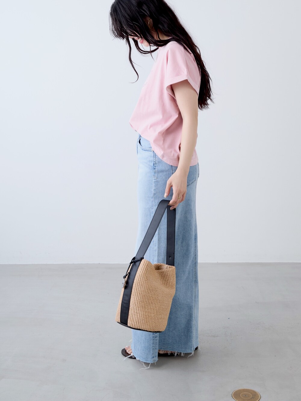 ピンク系のTシャツ/カットソー、ベージュ系のショルダーバッグ、ブルー系のスカートを着用したレディースの夏コーディネートの3枚目の写真
