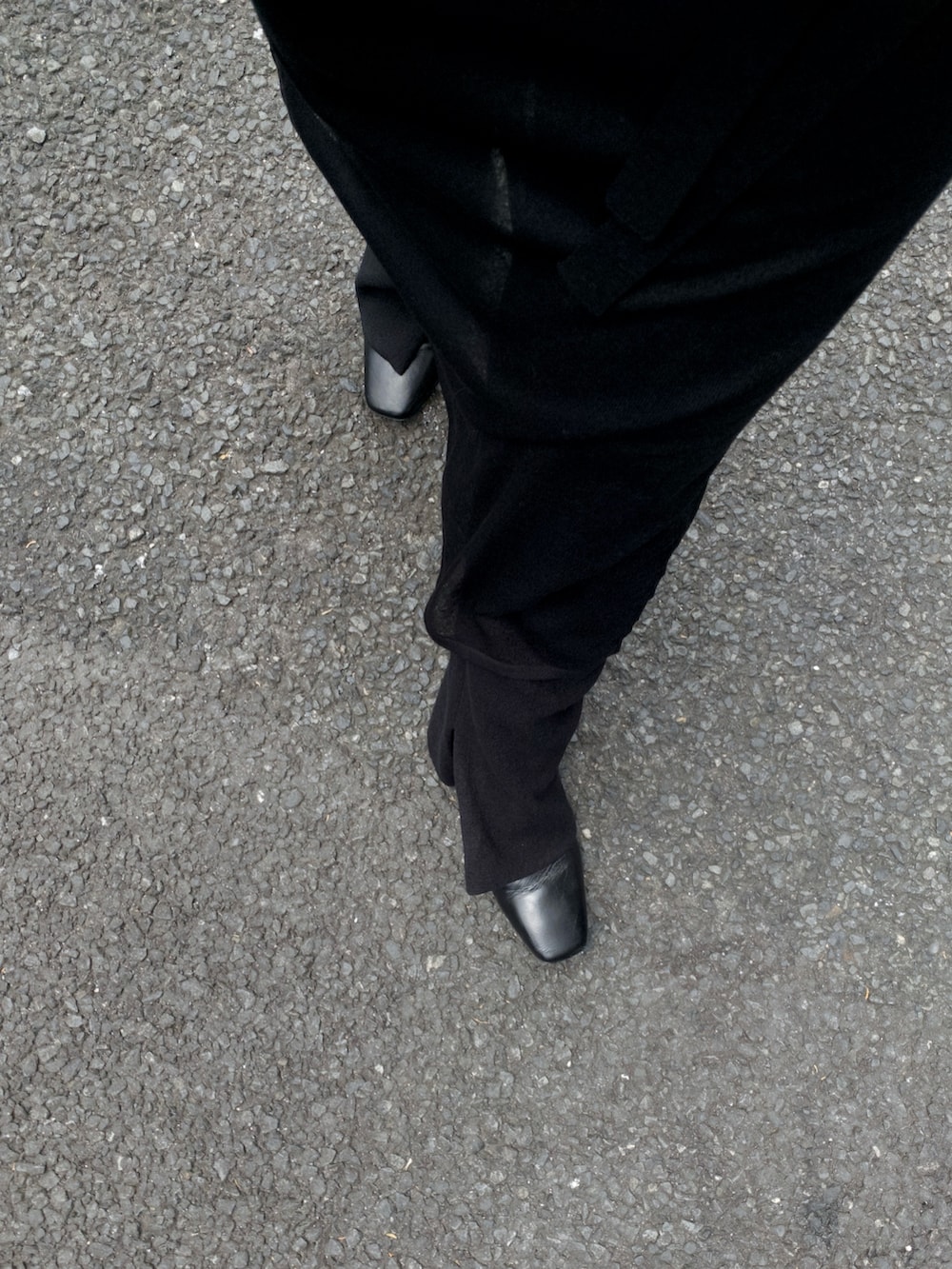 ブラック系のTシャツ/カットソーを着用したレディースの夏コーディネートの5枚目の写真