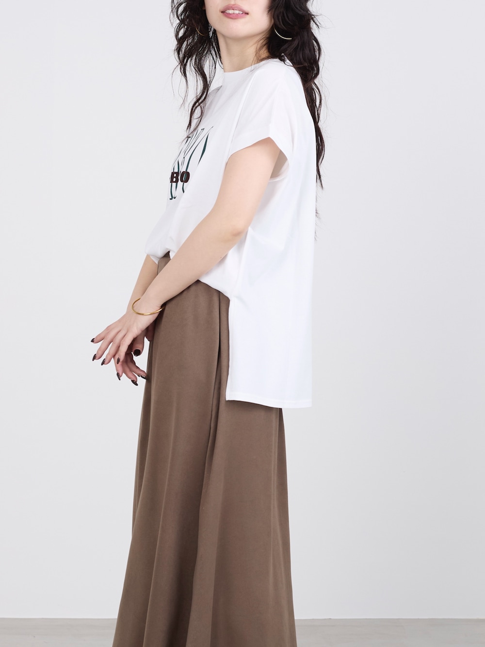 ホワイト系のTシャツ/カットソーを着用したレディースの夏コーディネートの4枚目の写真
