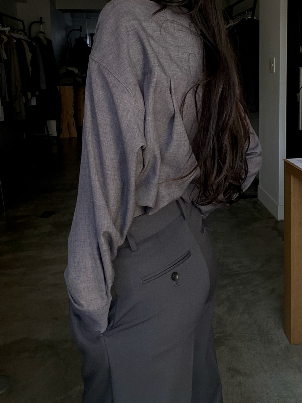 グレー系のシャツ/ブラウス、グレー系のその他パンツを着用したレディースの秋コーディネートの3枚目の写真