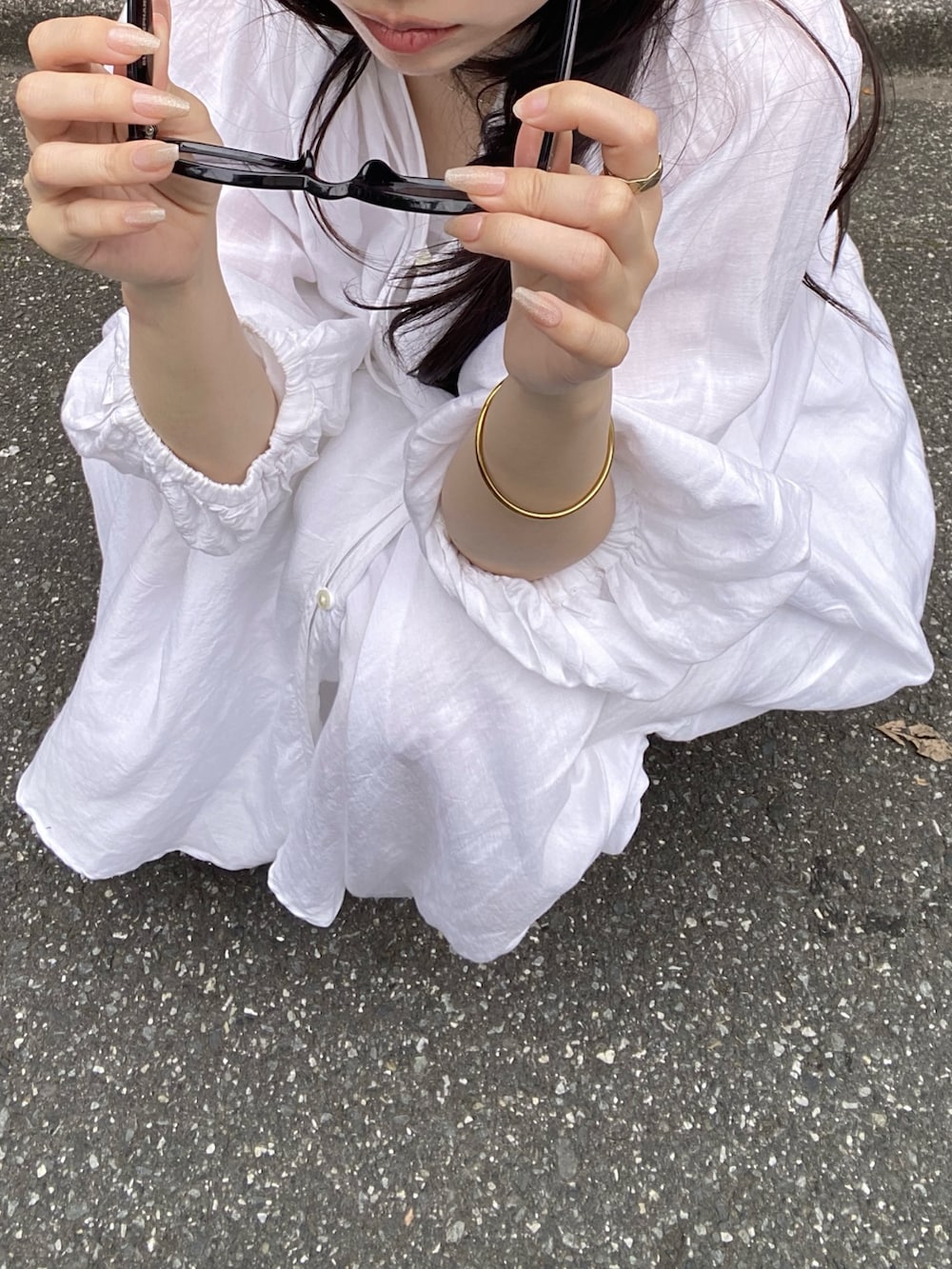 ホワイト系のワンピースを着用したレディースの夏コーディネートの5枚目の写真
