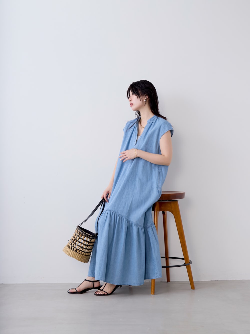 ブルー系のワンピースを着用したレディースの春コーディネートの3枚目の写真