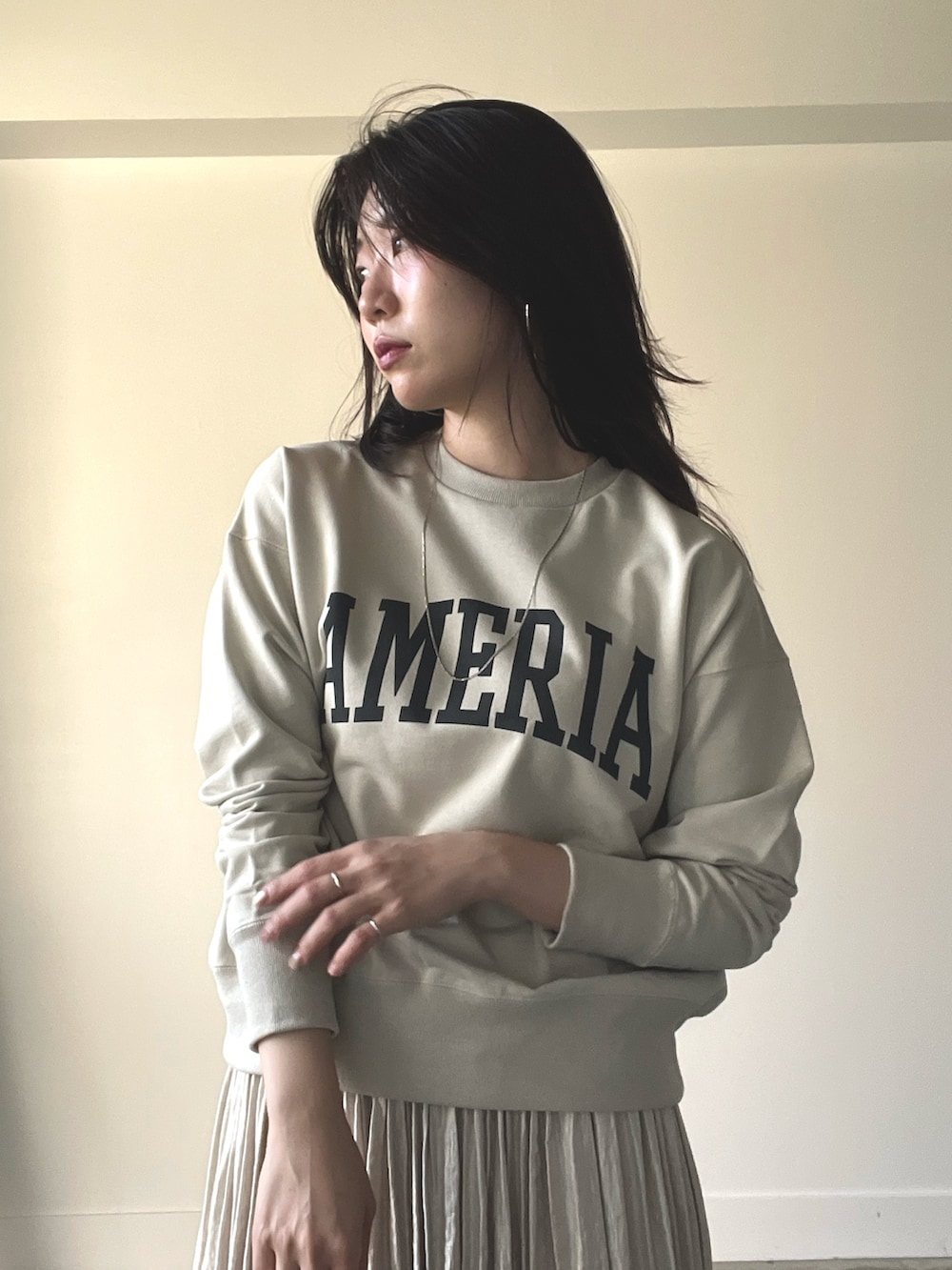 ベージュ系のスウェット、ベージュ系のスカートを着用したレディースの秋コーディネートの4枚目の写真