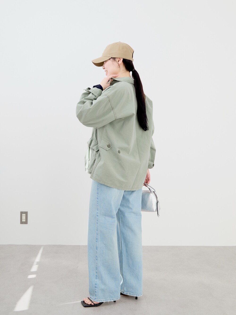 ブルー系のニット/セーター、グリーン系のシャツ/ブラウス、ベージュ系のキャップを着用したレディースの冬コーディネートの5枚目の写真