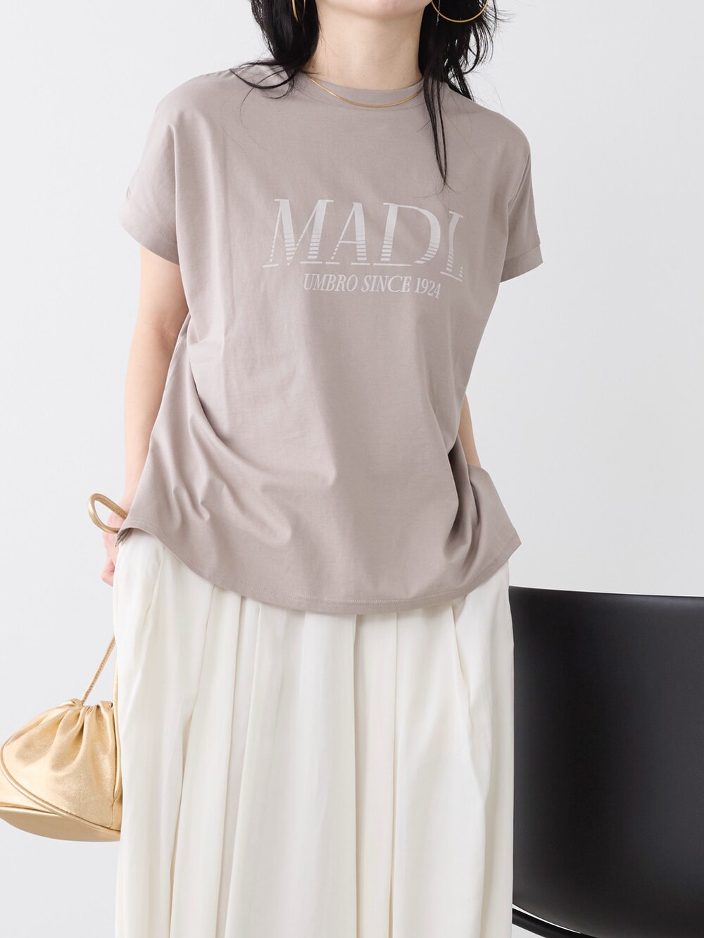 ベージュ系のTシャツ/カットソー、ホワイト系のスカートを着用したレディースの夏コーディネートの4枚目の写真