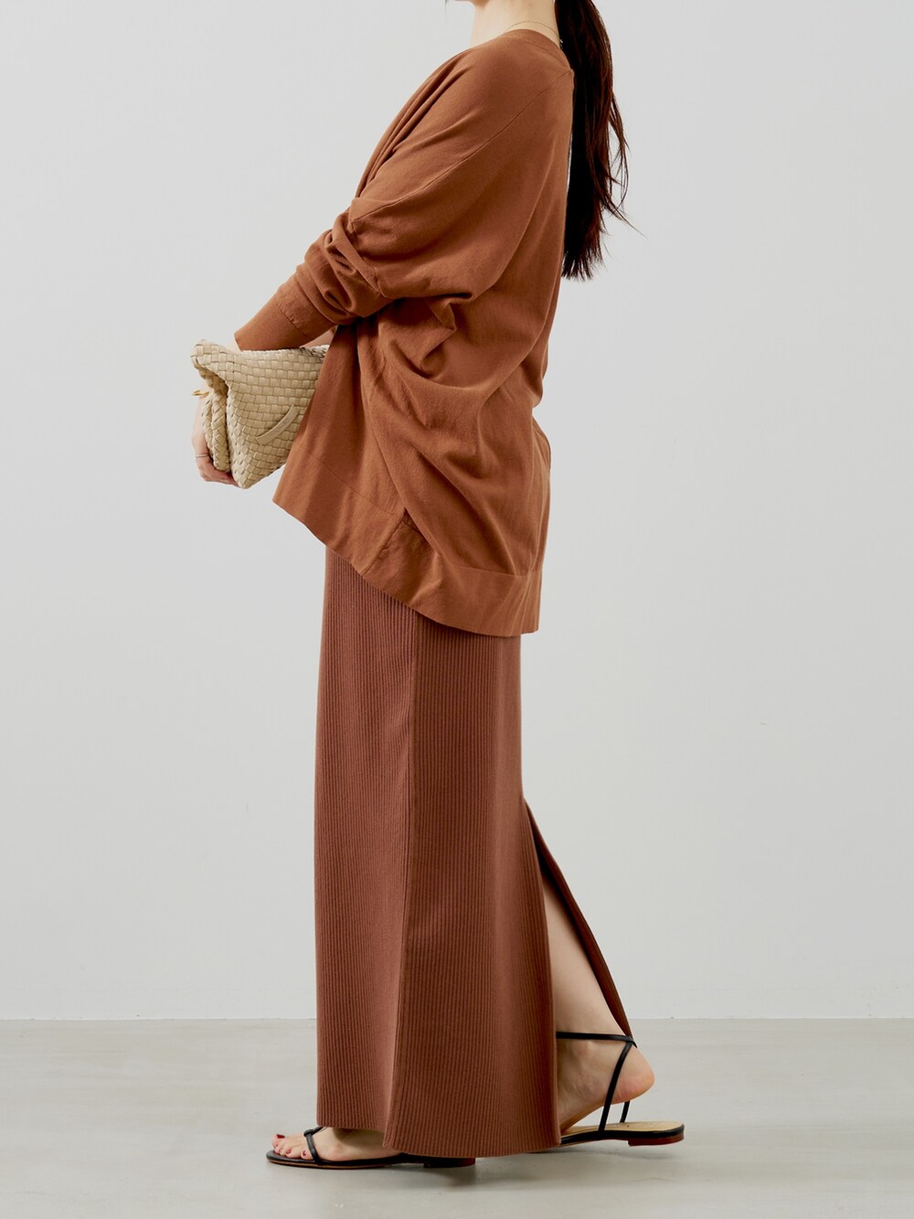 ブラウン系のカーディガン/ボレロ、ホワイト系のタンクトップ、ベージュ系のトートバッグを着用したレディースの夏コーディネートの4枚目の写真