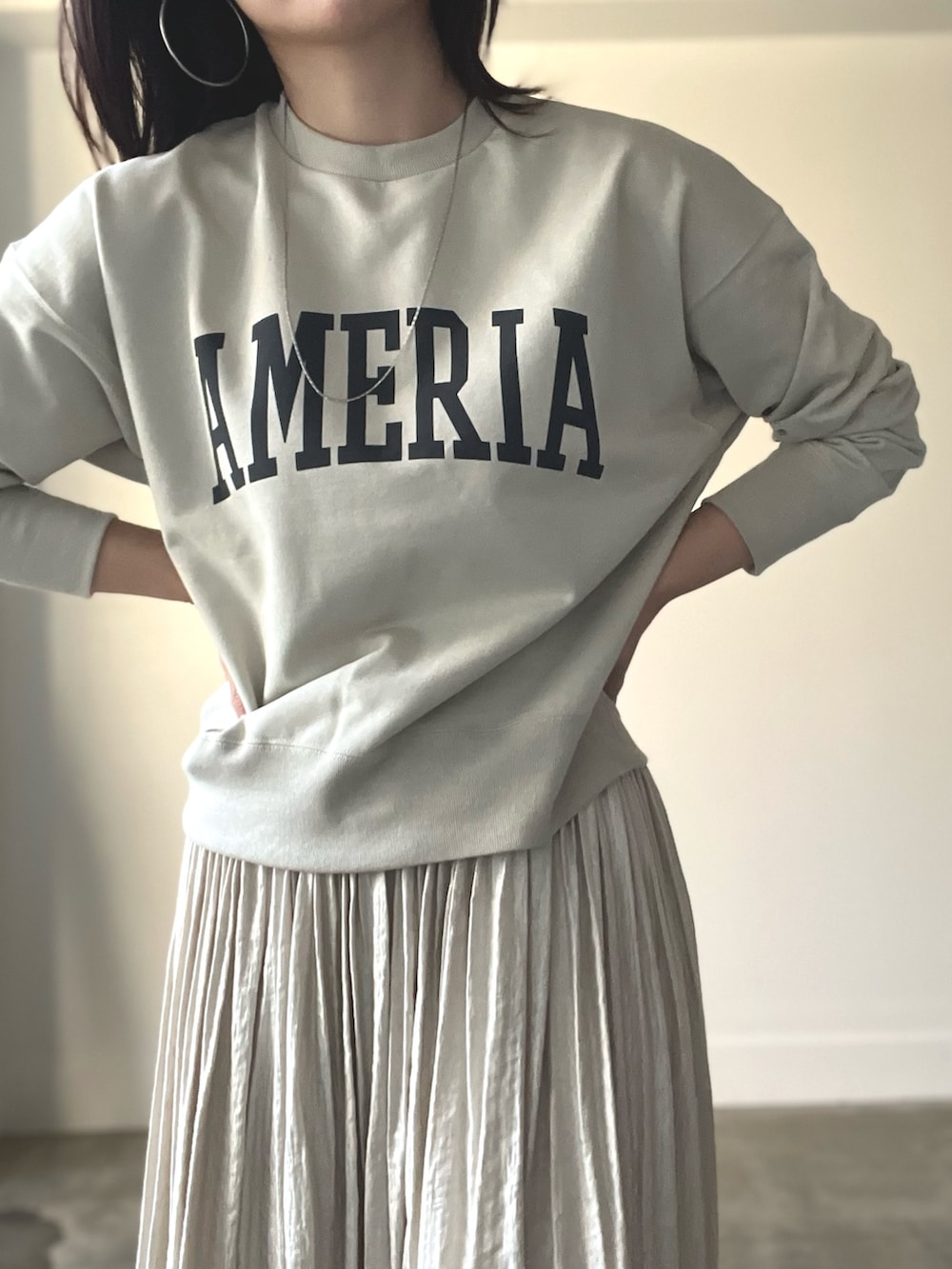 ベージュ系のスウェット、ベージュ系のスカートを着用したレディースの秋コーディネートの3枚目の写真