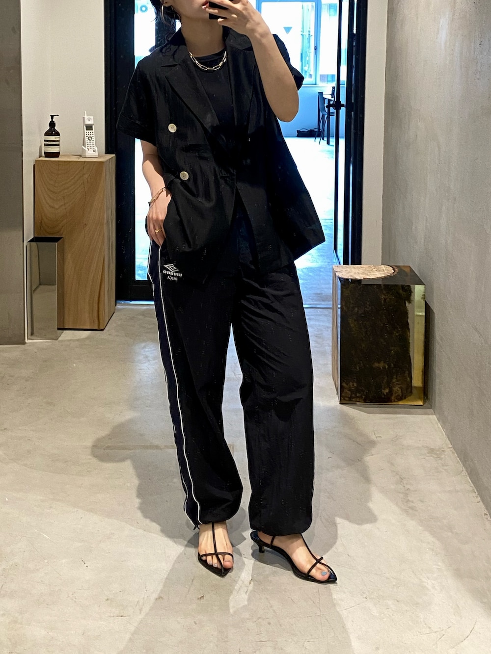 ブラック系のその他パンツ、ブラック系のテーラードジャケット、ブラック系のTシャツ/カットソーを着用したレディースの夏コーディネートの3枚目の写真