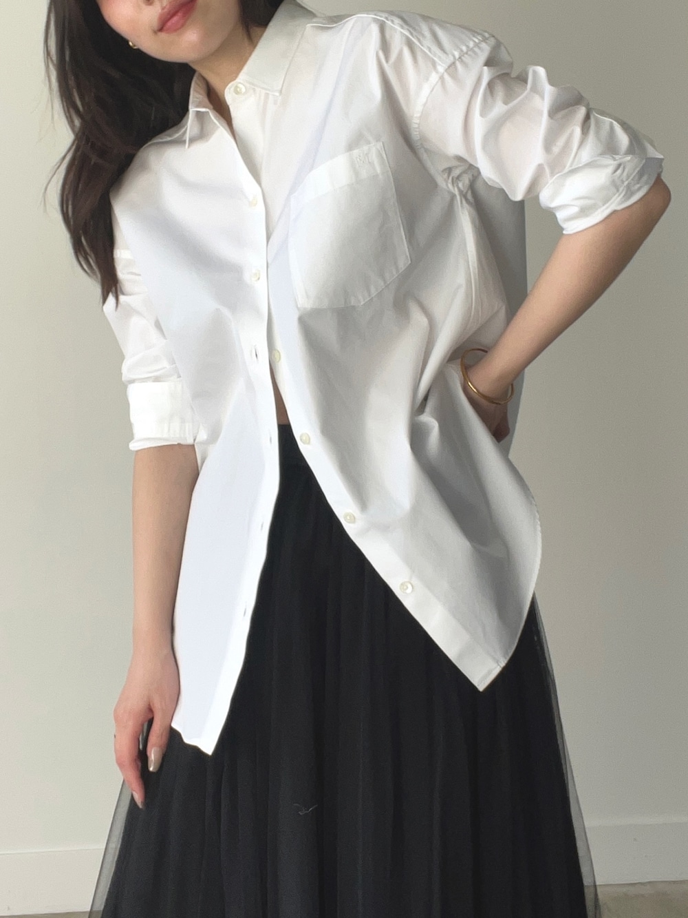 ブラック系のスカート、ホワイト系のシャツ/ブラウスを着用したレディースの春コーディネートの5枚目の写真