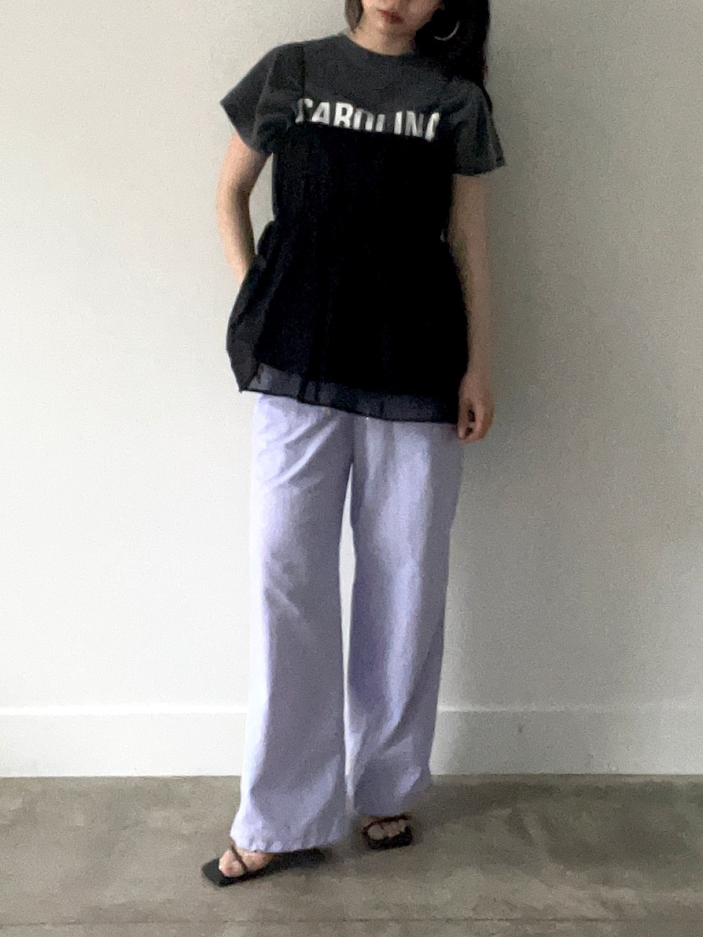 ブラック系のTシャツ/カットソー、ブラック系のシャツ/ブラウス、パープル系のその他パンツを着用したレディースの春コーディネートの10枚目の写真
