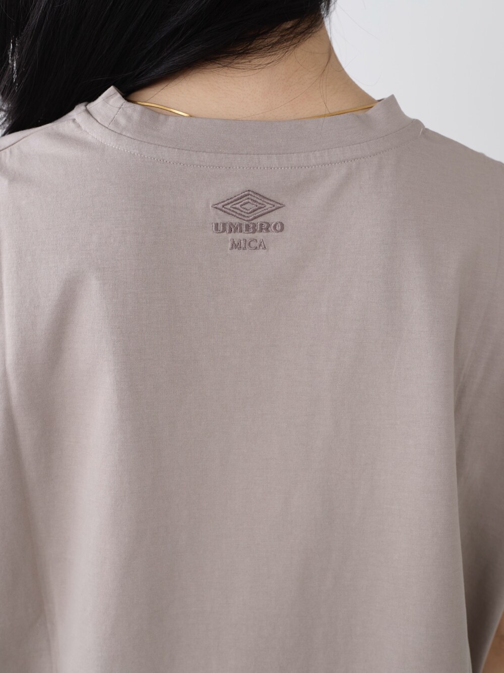ベージュ系のTシャツ/カットソー、ホワイト系のスカートを着用したレディースの夏コーディネートの6枚目の写真