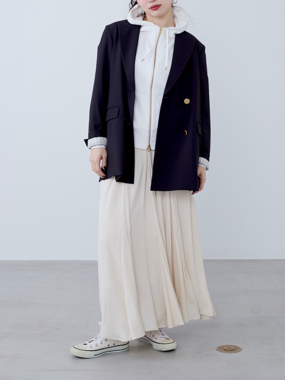 ブルー系のテーラードジャケット、ベージュ系のスカートを着用したレディースの冬コーディネートの3枚目の写真