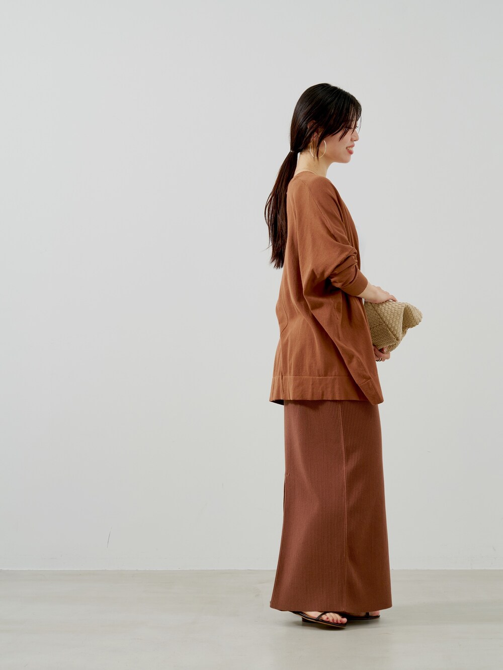 ブラウン系のカーディガン/ボレロ、ホワイト系のタンクトップ、ベージュ系のトートバッグを着用したレディースの夏コーディネートの7枚目の写真