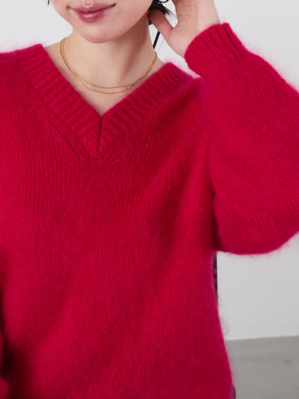 ピンク系のニット/セーター、ブラック系のスカートを着用したレディースの冬コーディネートの5枚目の写真