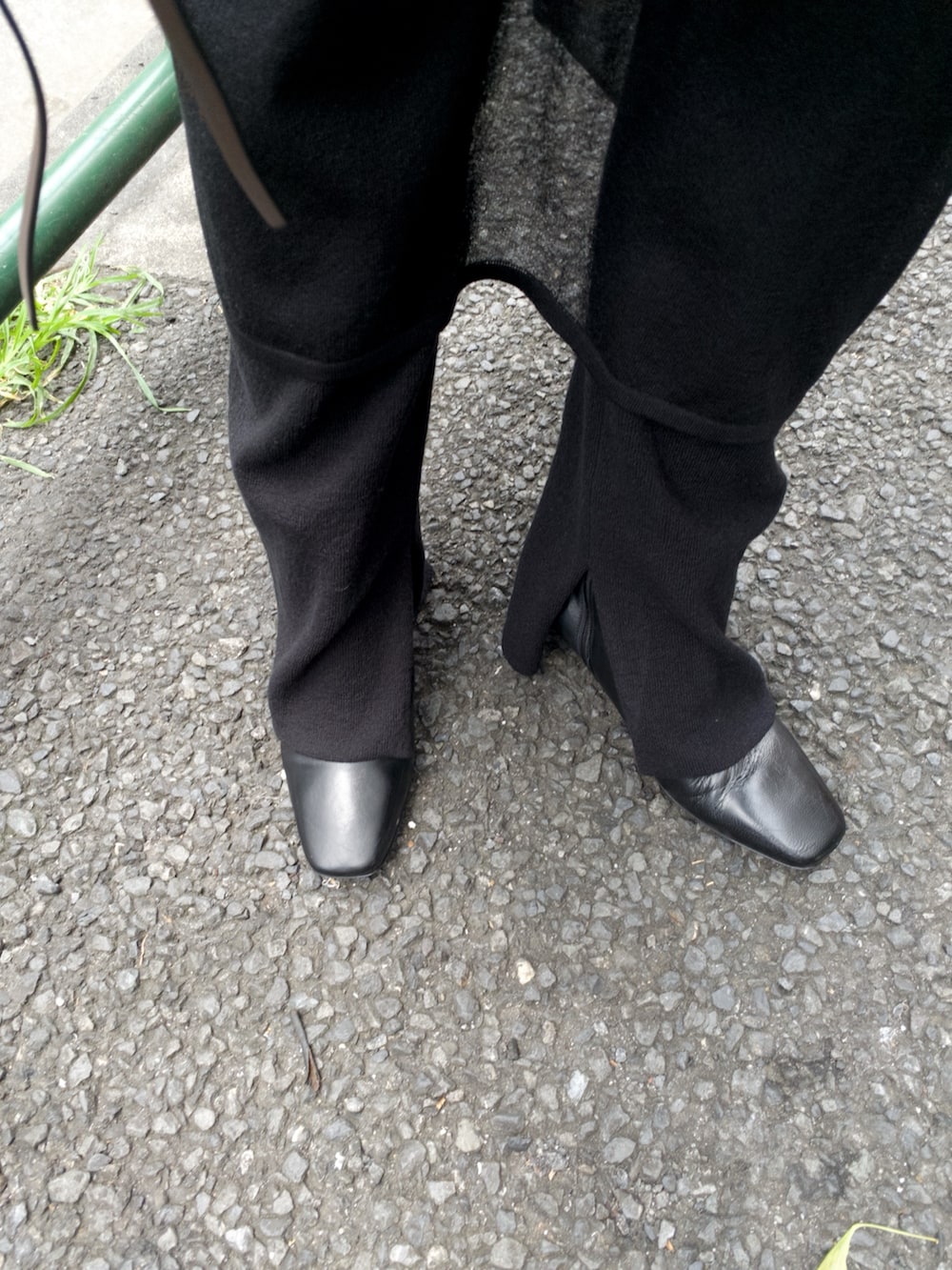 ブラック系のTシャツ/カットソーを着用したレディースの夏コーディネートの4枚目の写真