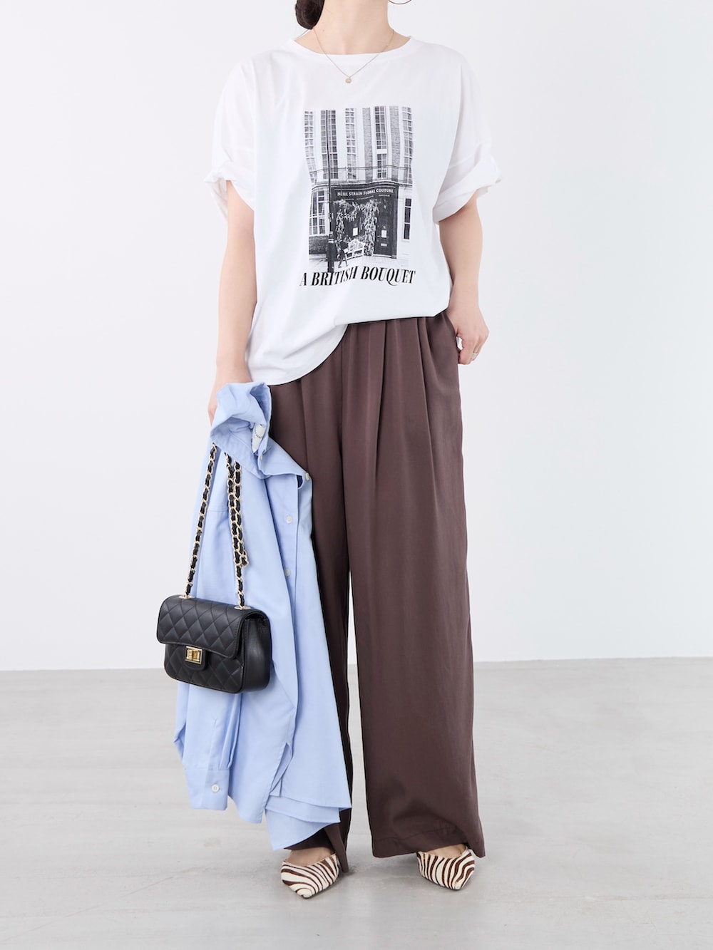 ホワイト系のTシャツ/カットソー、ブラウン系のその他パンツ、ブラック系のショルダーバッグを着用したレディースの夏コーディネートの2枚目の写真