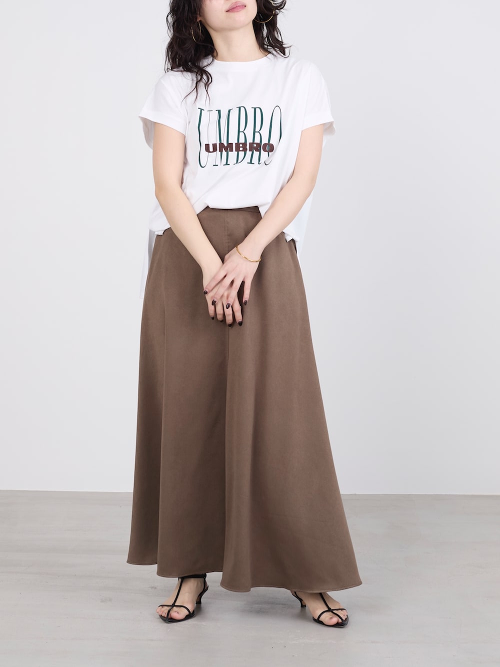 ホワイト系のTシャツ/カットソーを着用したレディースの夏コーディネートの2枚目の写真