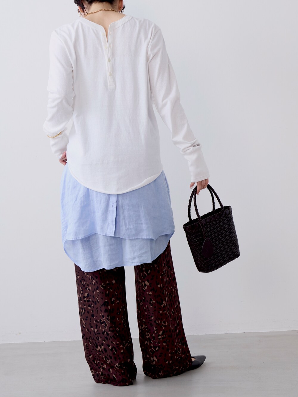 ホワイト系のTシャツ/カットソー、ブラウン系のその他パンツ、ブルー系のシャツ/ブラウスを着用したレディースの冬コーディネートの5枚目の写真