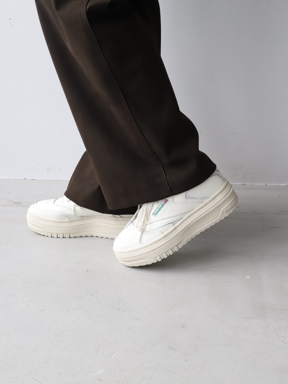 ブラウン系のカーディガン/ボレロ、ブラウン系のその他パンツ、ブラウン系のハンドバッグを着用したレディースの秋コーディネートの5枚目の写真