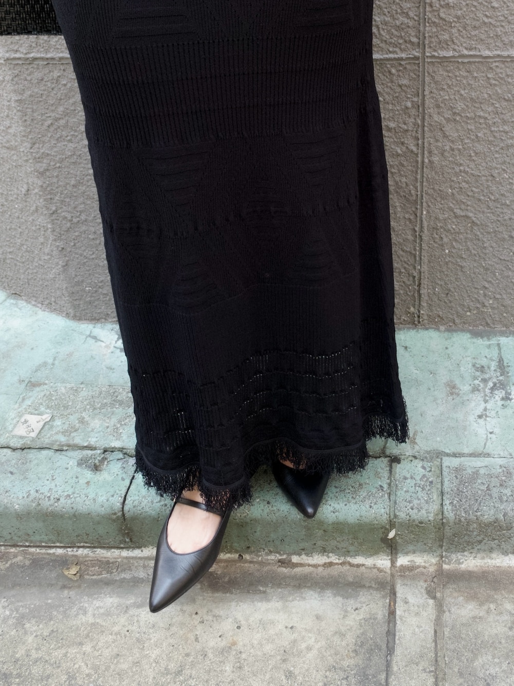 ブラック系のかごバッグ、ブルー系のTシャツ/カットソーを着用したレディースの夏コーディネートの6枚目の写真