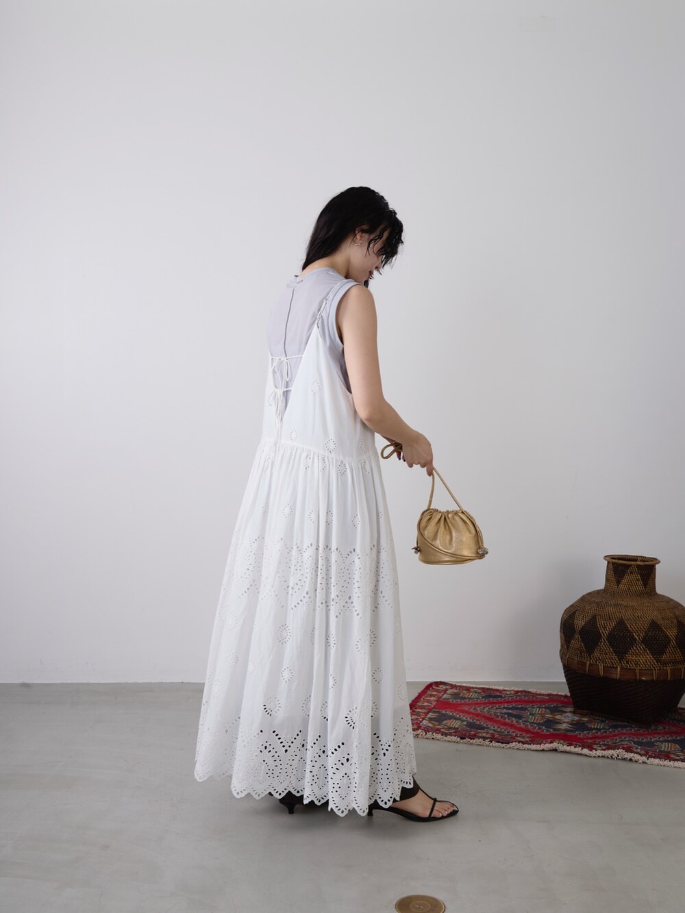 ホワイト系のワンピース、グレー系のタンクトップ、ブラウン系のその他パンツを着用したレディースの春コーディネートの2枚目の写真