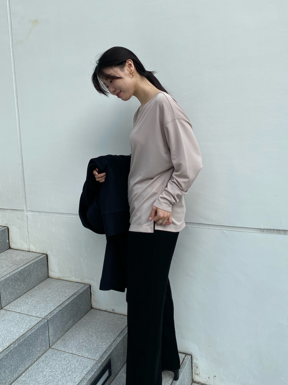 ピンク系のTシャツ/カットソー、ブラック系のその他パンツ、ブラック系のその他アウターを着用したレディースの秋コーディネートの3枚目の写真