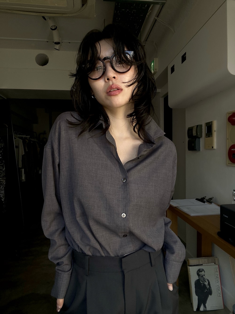 グレー系のシャツ/ブラウス、グレー系のその他パンツを着用したレディースの秋コーディネートの2枚目の写真