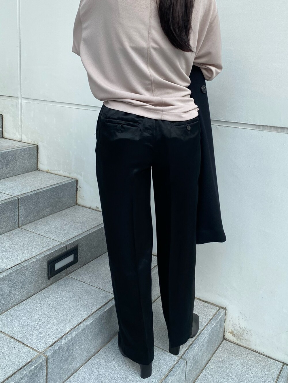 ピンク系のTシャツ/カットソー、ブラック系のその他パンツ、ブラック系のその他アウターを着用したレディースの秋コーディネートの7枚目の写真