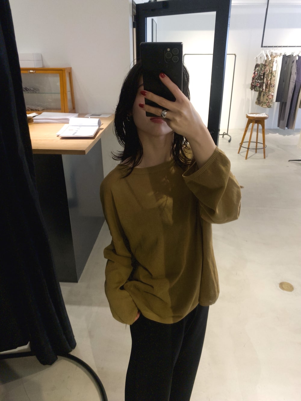 ブラック系のその他パンツ、イエロー系のニット/セーターを着用したレディースの春コーディネートの2枚目の写真