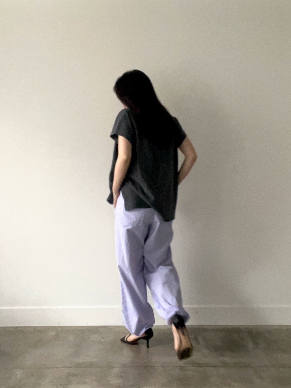 ブラック系のTシャツ/カットソー、ブラック系のシャツ/ブラウス、パープル系のその他パンツを着用したレディースの春コーディネートの6枚目の写真