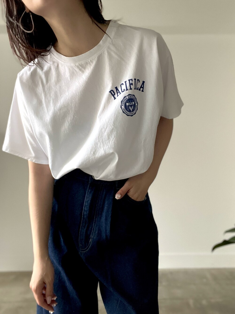 ブルー系のTシャツ/カットソー、ブルー系のデニムパンツを着用したレディースの夏コーディネートの3枚目の写真