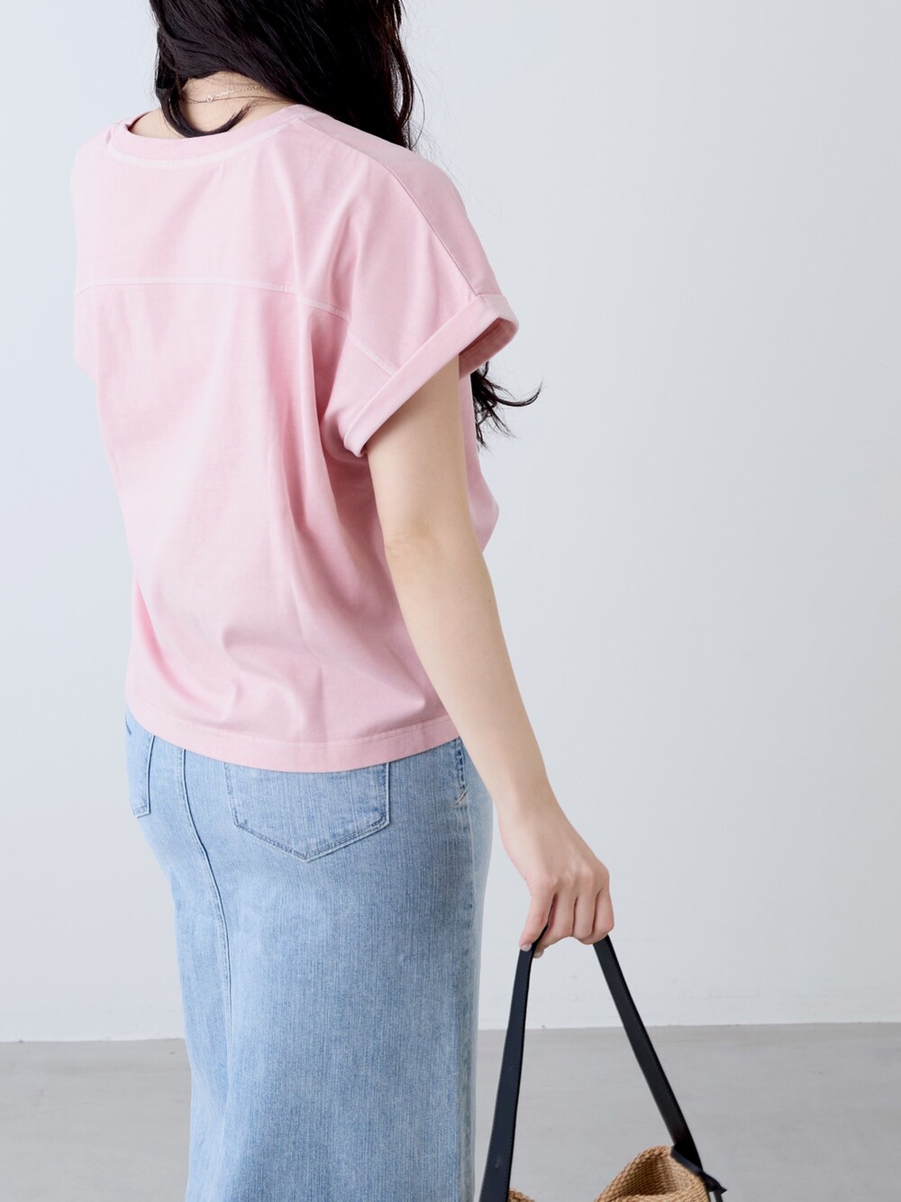 ピンク系のTシャツ/カットソー、ベージュ系のショルダーバッグ、ブルー系のスカートを着用したレディースの夏コーディネートの7枚目の写真